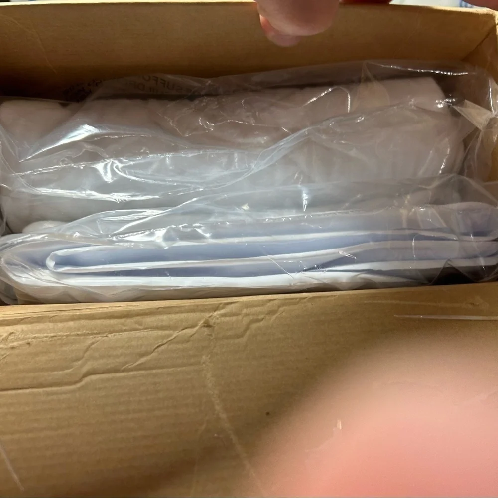 New Aero 3 In 1 Adjustable Pillow BNWOT Open Box.